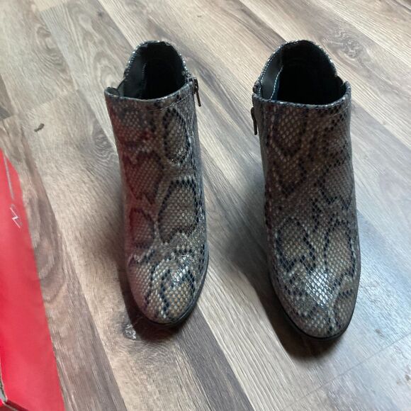 New Directions Snake Print Ankle Boots Size 7 - Picture 2 of 9